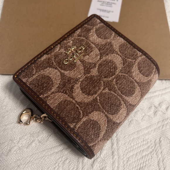 NWT!!👛Coach Snap Wallet
In Signature Chenille Brown Monogram CCQ32 - Picture 2 of 5